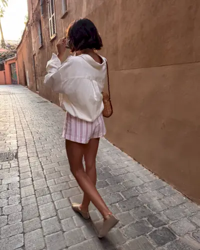 An image of @smythsister wearing powder pink shorts, one of the biggest short trends of 2025.