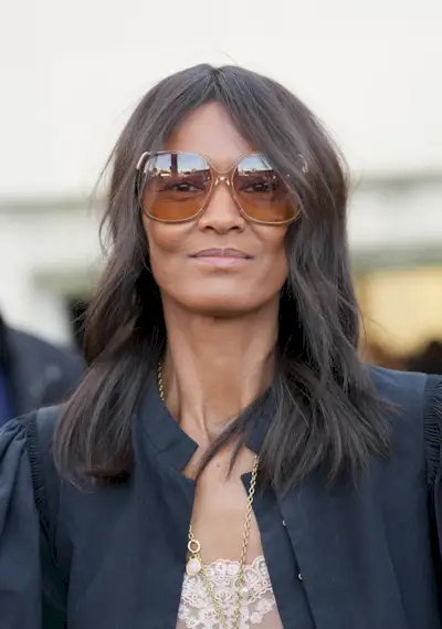 Woman wearing big '70s round sunglasses