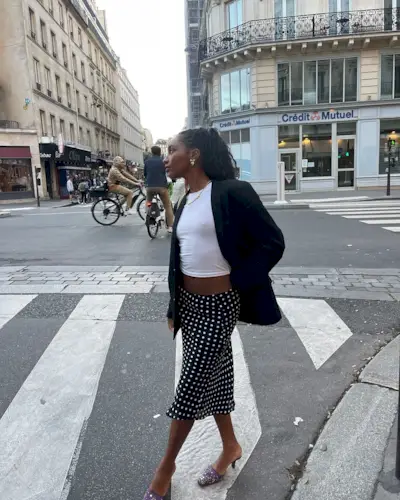 Woman wearing fall Gen Z trend.