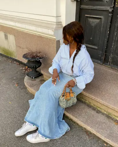 Denim skirt outfits: @nnennaechem wears a striped shirt with a denim skirt and trainers