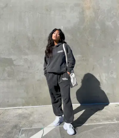 what-not-to-wear-on-plane-233023-1649964785676-main