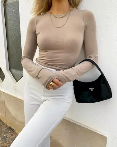 what-not-to-wear-on-plane-233023-1649967190275-main