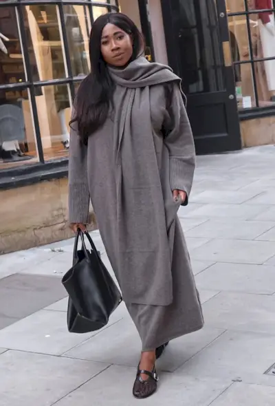 @_loissterling wears a knitted dark grey maxi dress, scarf, black mesh pumps and leather tote bag