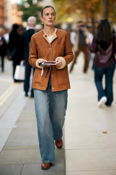 shoe trends 2025: chocolate brown pumps