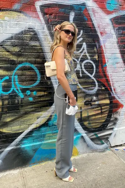 woman wearing square-toem ules