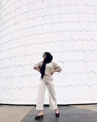 beige-pant-outfits-for-summer-259759-1528317637001-image