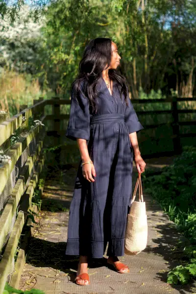 what-color-shoes-to-wear-with-a-navy-dress-255968-1704316690564-main