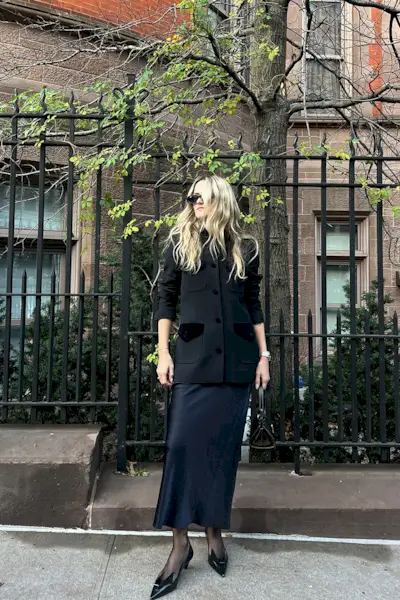 what-color-shoes-to-wear-with-a-navy-dress-255968-1704309176199-main