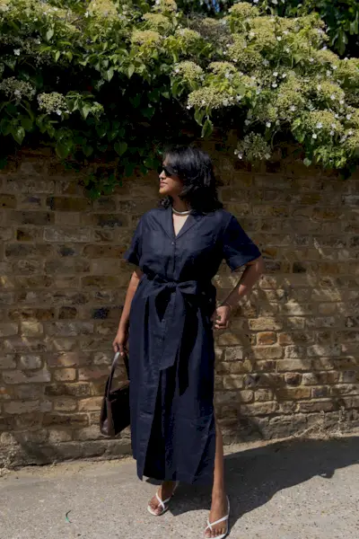 what-color-shoes-to-wear-with-a-navy-dress-255968-1704311161278-main