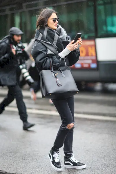 what-to-wear-with-black-ripped-jeans-241745-1510605131247-image