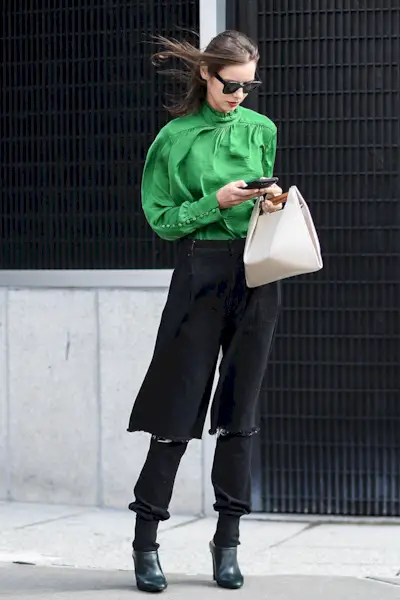 what-to-wear-with-black-ripped-jeans-241745-1510605129742-image