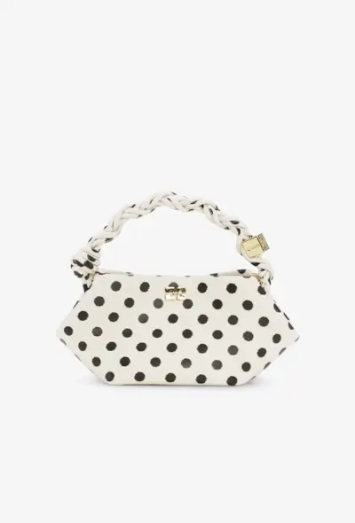 An image of influencer @anoukyve wearing an outfit featuring classic 90s trends.