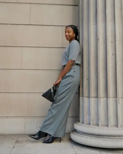 Influencer wears pointed-toe boots.