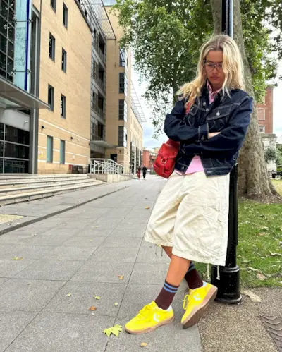 Fashion influencer @torivanbreugel wearing a chic spring outfit with on-trend sneakers.