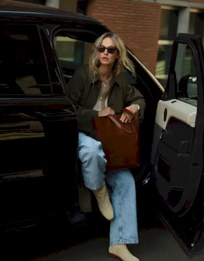 Anouke wears a Sezane tote bag