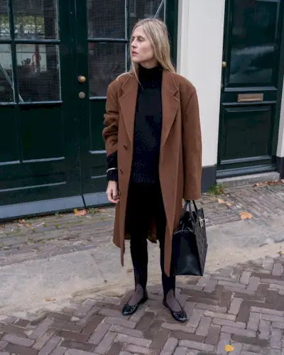 Fashion influencer @lindatol_ wears a chic outfit with basic black leggings.