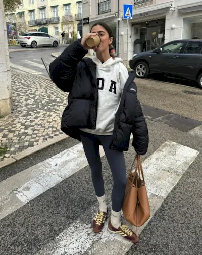 Fashion influencer @vicmontanari wears a chic outfit with basic black leggings.