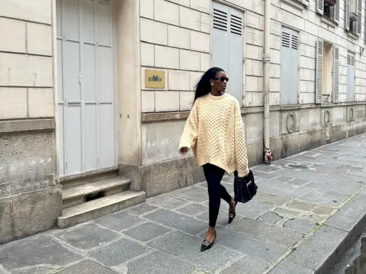 Fashion influencer @nlmarilyn wears a chic outfit with basic black leggings.