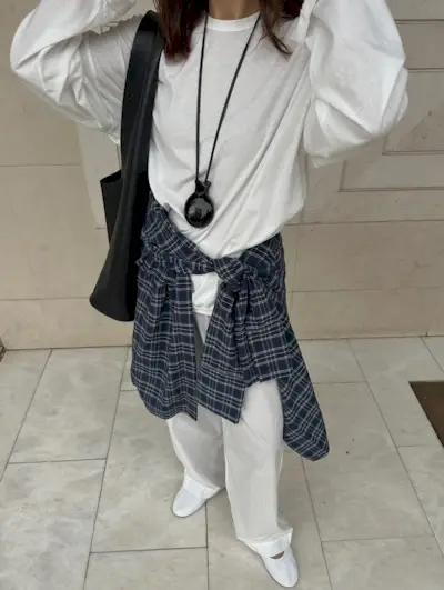 An image of @deborabrosa wearing a LeMarie necklace, one of the best luxury independent fashion brands.