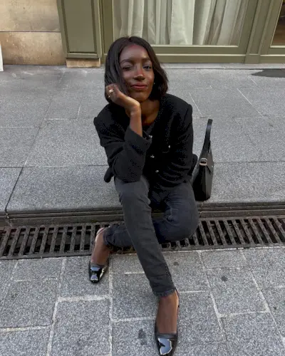 @aidabadji_ wears black skinny jeans, a black tweed jacket and ballet flats