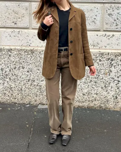 @silviadusci wearing a brown suede blazer in Milan.