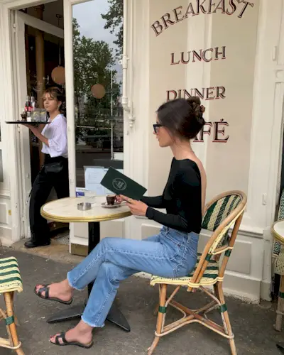 @leasy_inparis wearing Hermès Oran Sandals