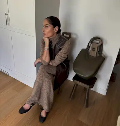 Géraldine in a jumper dress and black ballet flats