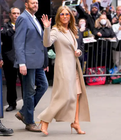 jennifer-aniston-style-ideas-311385-1703077848196-image