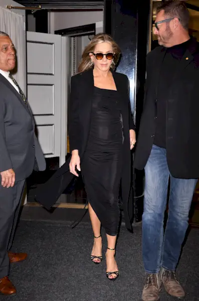 jennifer-aniston-style-ideas-311385-1703078119647-main