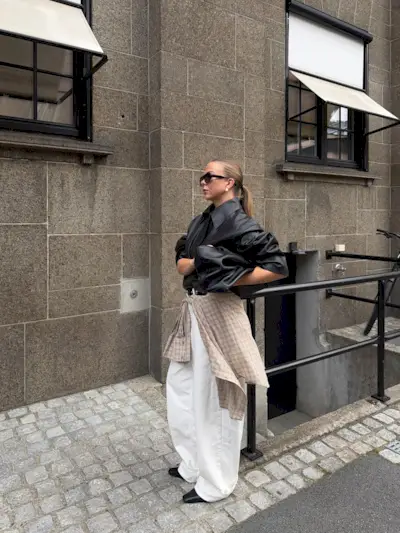 An image of @dinahansen wearing barrel leg trousers, one of the chicest alternatives to wear instead of leggings.