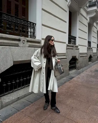 Influencer wearing chic sneaker outfit.