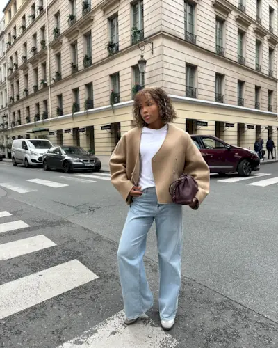 Influencer wearing chic sneaker outfit.