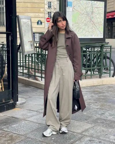 Influencer wearing chic sneaker outfit.