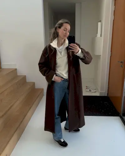 Influencer wearing chic sneaker outfit.