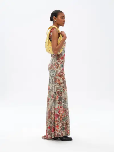 Model holding a Siedrés yellow bag.