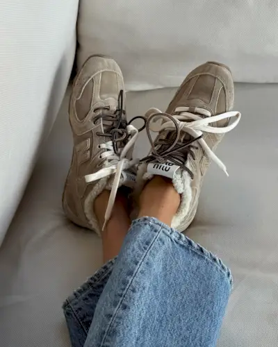 Influencer wears beige trainers.