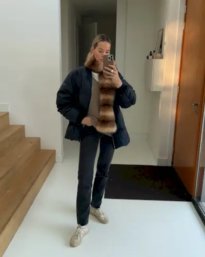 Influencer wears beige trainers