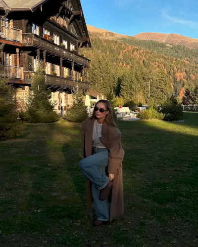 Olivia weaing brown mini Uggs