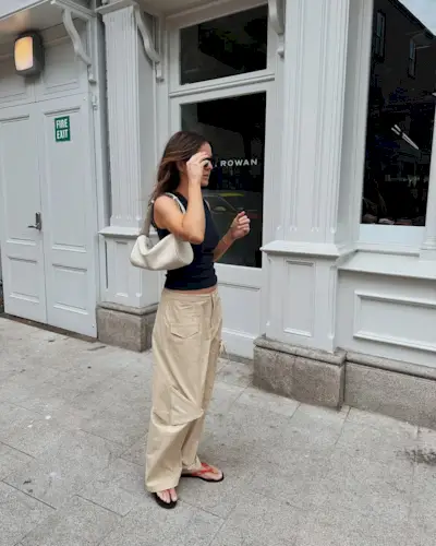 Woman wearing khaki pants trend 2025.