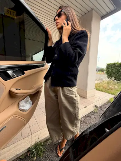 Woman wearing khaki pants trend 2025.