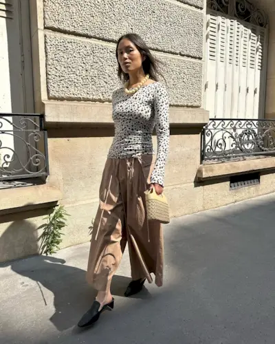 Woman wearing khaki pants trend 2025.
