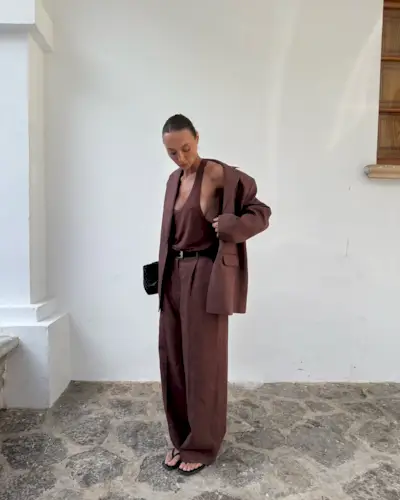 Woman wearing a monochromatic brown outfit.