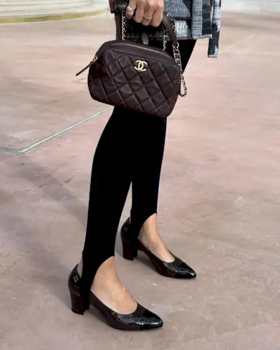 Fashion influencer @jen_wonders wearing a chic winter outfit with black stirrup leggings.