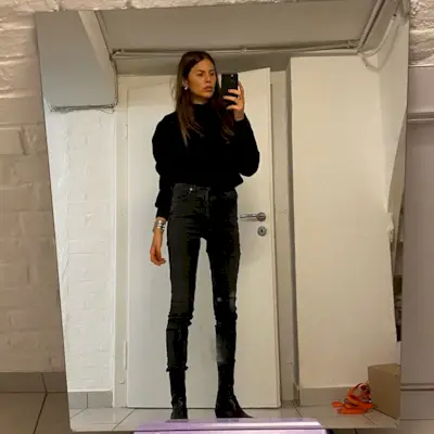 woman wearing black sweater and light black jeans