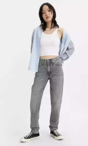 woman wearing charcoal t-shirt and light black jeans