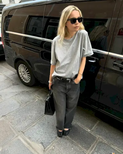 woman wearing grey t-shirt and light black jeans