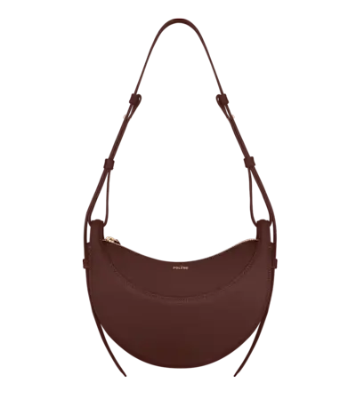 @salome.mory wears cropped flare jeans with a t-shirt and thong sandals