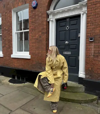 Influencer wears Gola trainers