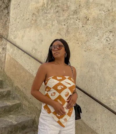 Elegant Summer Style: @simplytandya wears a silk scarf top with white linen trousers