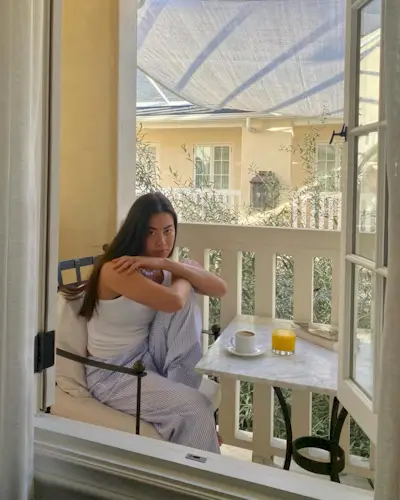 An image of @sasha.mei wearing a summer trouser trend.